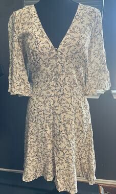 Cupcakes and Cashmere Floral V-Neck A-Line Dress Cream Viscose Rayon 6